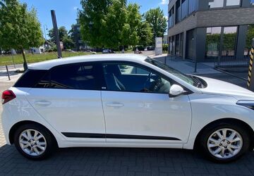 Hyundai i20 76.000 km 8.700 &euro; Köln 50858